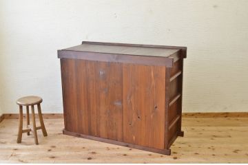 アンティーク家具　素敵なデザイン!四尺水屋箪笥サイドボード