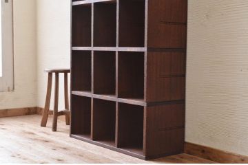 アンティーク家具　使い込まれたアンティークマス目棚6(飾り棚、陳列棚、下駄箱)