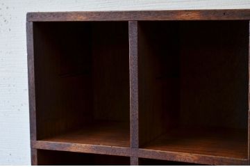 アンティーク家具　使い込まれたアンティークマス目棚10(飾り棚、陳列棚、下駄箱)