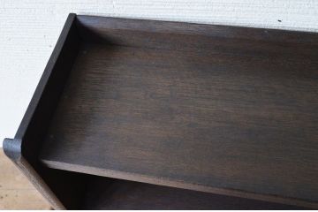 小振りなアンティーク本棚