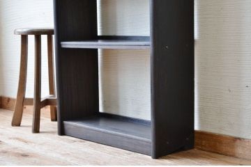 小振りなアンティーク本棚