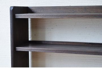 小振りなアンティーク本棚