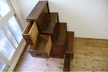 アンティーク家具　古い欅材の重厚な階段箪笥
