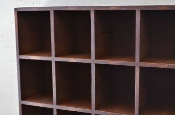 アンティーク家具　使い込まれたアンティークマス目棚15(飾り棚、陳列棚、下駄箱)