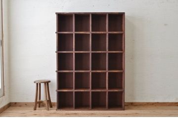 アンティーク家具　使い込まれたアンティークマス目棚16(飾り棚、陳列棚、下駄箱)