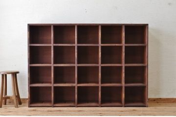 アンティーク家具　使い込まれたアンティークマス目棚16(飾り棚、陳列棚、下駄箱)