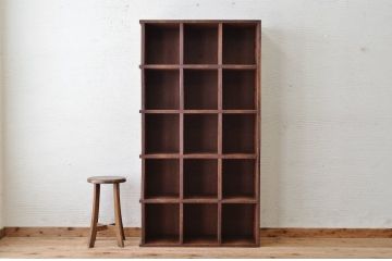アンティーク家具　使い込まれたアンティークマス目棚17(飾り棚、陳列棚、下駄箱)