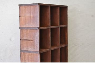 アンティーク家具　使い込まれたアンティークマス目棚17(飾り棚、陳列棚、下駄箱)