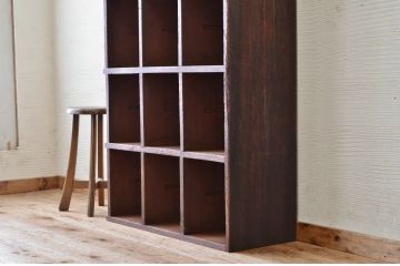 アンティーク家具　使い込まれたアンティークマス目棚17(飾り棚、陳列棚、下駄箱)
