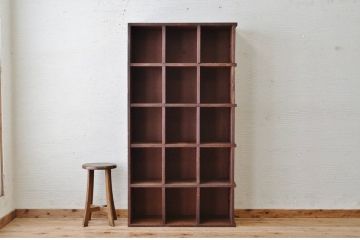 アンティーク家具　使い込まれたアンティークマス目棚18(飾り棚、陳列棚、下駄箱)