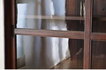 アンティーク家具　古い栓材のアンティーク本棚(収納棚、飾り棚)