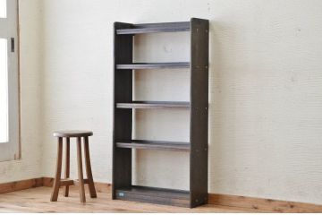 シンプルなアンティーク本棚