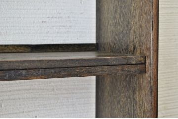 シンプルなアンティーク本棚