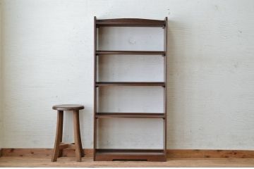 可愛いデザイン!シンプルなアンティーク本棚