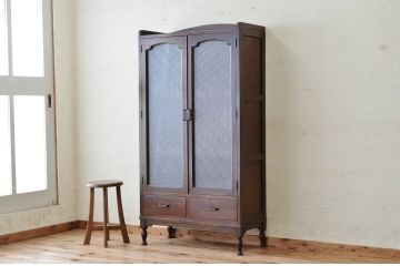 アンティーク家具　古い洋館の脚付きダイヤガラス本箱(食器棚)