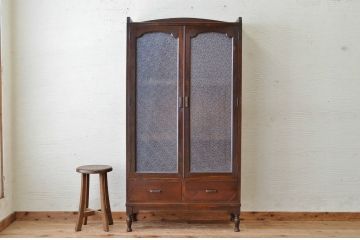 アンティーク家具　古い洋館の脚付きダイヤガラス本箱(食器棚)