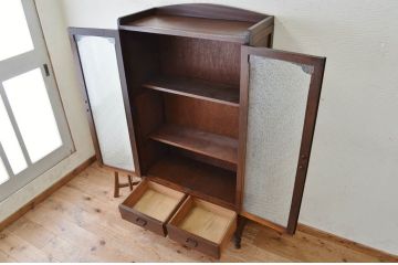 アンティーク家具　古い洋館の脚付きダイヤガラス本箱(食器棚)
