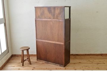 レトロ家具　レトロなデザインの大振りなアンティーク本箱(本棚)