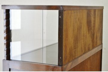 レトロ家具　レトロなデザインの大振りなアンティーク本箱(本棚)