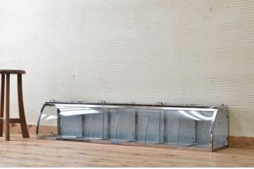 アンティーク家具　古いブリキの大振りなRガラスケース