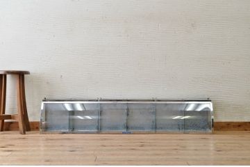 アンティーク家具　古いブリキの大振りなRガラスケース