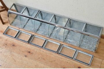 アンティーク家具　古いブリキの大振りなRガラスケース
