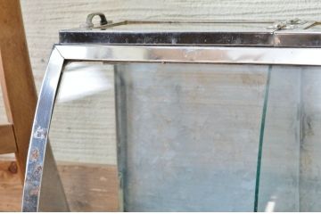 アンティーク家具　古いブリキの大振りなRガラスケース