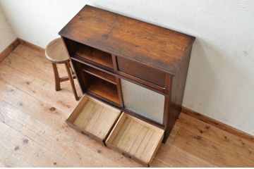 アンティーク家具　木目の素晴らしいダイヤガラス茶箪笥