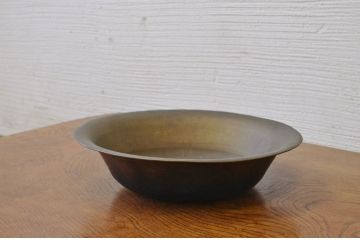味のある古い真鍮製洗面器(ボウル)