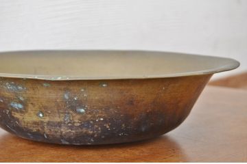 味のある古い真鍮製洗面器(ボウル)