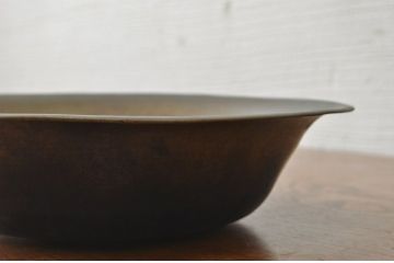 味のある古い真鍮製洗面器(ボウル)