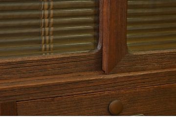 アンティーク家具　モールガラスアンティークローボード