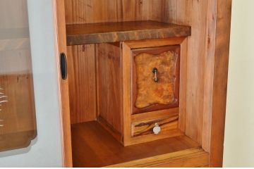 アンティーク家具　古民具　骨董　黒柿の木目の素晴らしい二段重ね水屋箪笥(食器棚、収納棚)