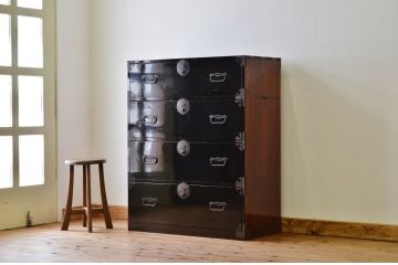 アンティーク家具　漆の綺麗な黒漆庄内箪笥