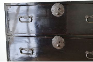アンティーク家具　漆の綺麗な黒漆庄内箪笥