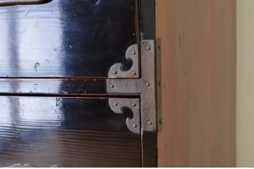 アンティーク家具　漆の綺麗な黒漆庄内箪笥
