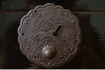 アンティーク家具　漆の綺麗な黒漆庄内箪笥