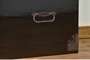 アンティーク家具　漆の綺麗な黒漆庄内箪笥
