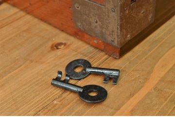 アンティーク家具　漆の綺麗な黒漆庄内箪笥