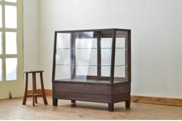 アンティーク家具　古いナラ材のアンティーク台形ガラスケース