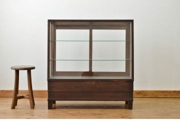 アンティーク家具　古いナラ材のアンティーク台形ガラスケース