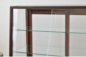 アンティーク家具　古いナラ材のアンティーク台形ガラスケース