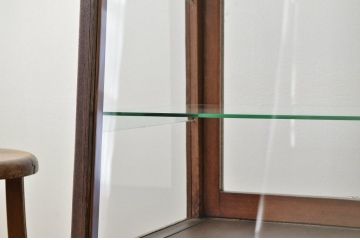 アンティーク家具　古いナラ材のアンティーク台形ガラスケース