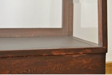 アンティーク家具　古いナラ材のアンティーク台形ガラスケース
