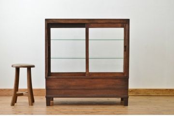 アンティーク家具　古いナラ材のアンティーク台形ガラスケース