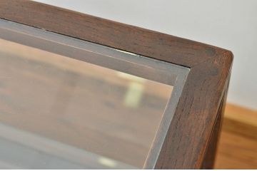 アンティーク家具　古いナラ材のアンティーク台形ガラスケース