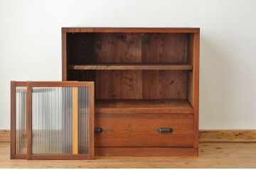アンティーク家具　シンプルなモールガラスアンティーク収納棚