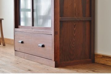 アンティーク家具　シンプルなモールガラスアンティーク収納棚