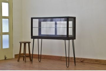 レトロ家具　レトロなデザインのアンティーク鉄脚ガラスケース