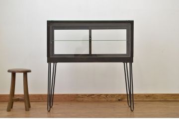 レトロ家具　レトロなデザインのアンティーク鉄脚ガラスケース